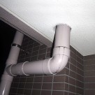 RC造のベランダにある雨どいから滴る水 練馬店