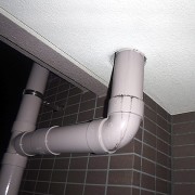 RC造のベランダにある雨どいから滴る水 練馬店