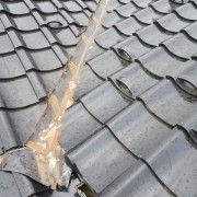屋根瓦、谷銅板の穴からの雨漏り　金沢東店